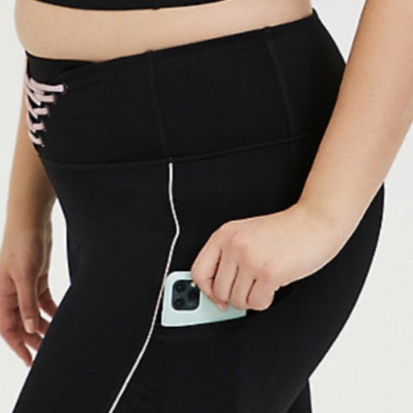 Torrid Lattice Front Crop Active Legging w/Pockets - Picture 3 of 13